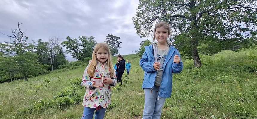 Kinder mit Becherlupen