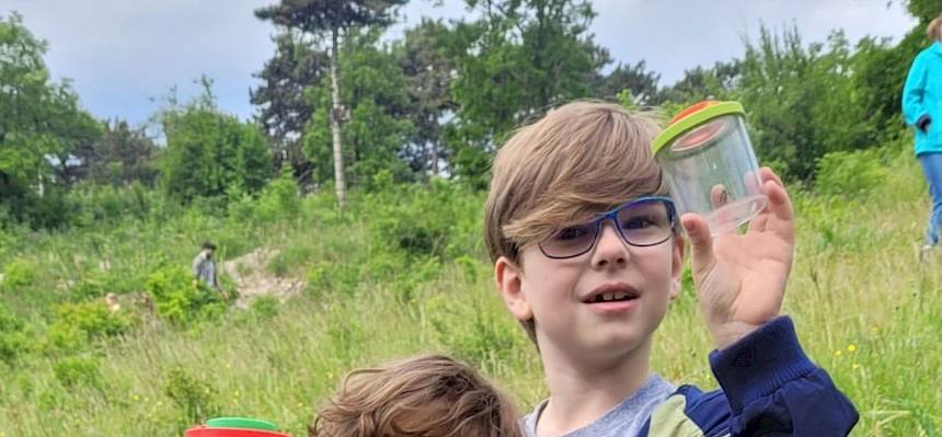 Schüler mit Becherlupen