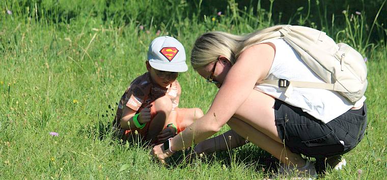 Mutter und Kind erkunden Naturwiese