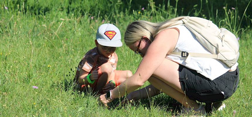 Mutter und Kind erkunden Naturwiese