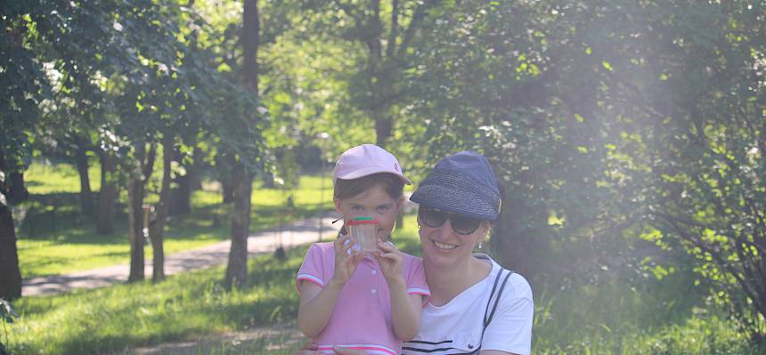 Mutter und Kind mit Becherlupe