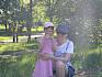 Mutter und Kind mit Becherlupe