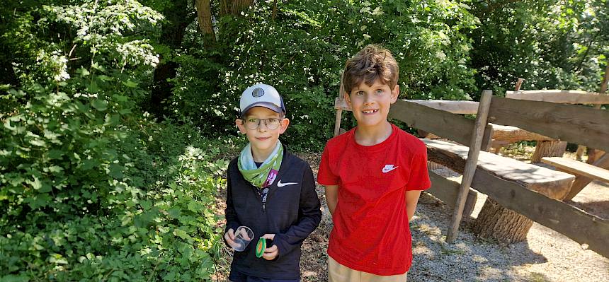Kinder mit Becherlupe