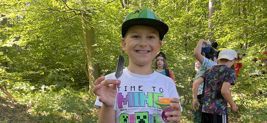 Kind mit Becherlupe