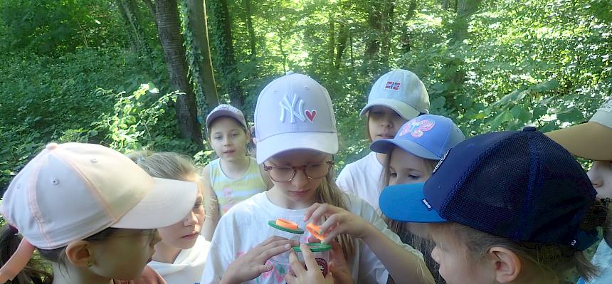 Kinder mit Becherlupen