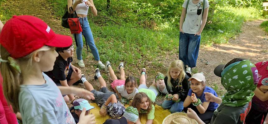 Kinder machen Pantomime