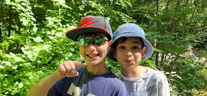 Kinder mit Blauem Waldmistkäfer