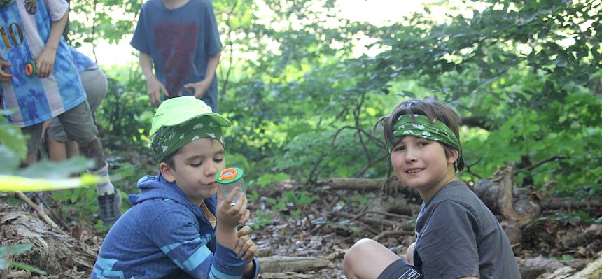 Kinder mit Becherlupe