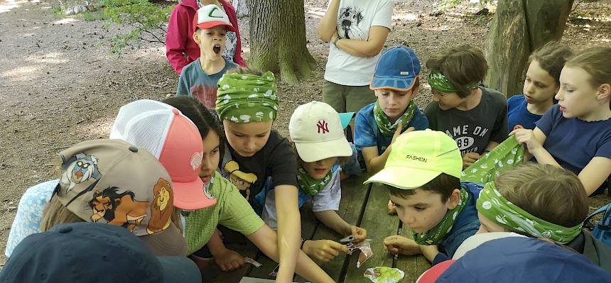 Kinder um Magnettafel