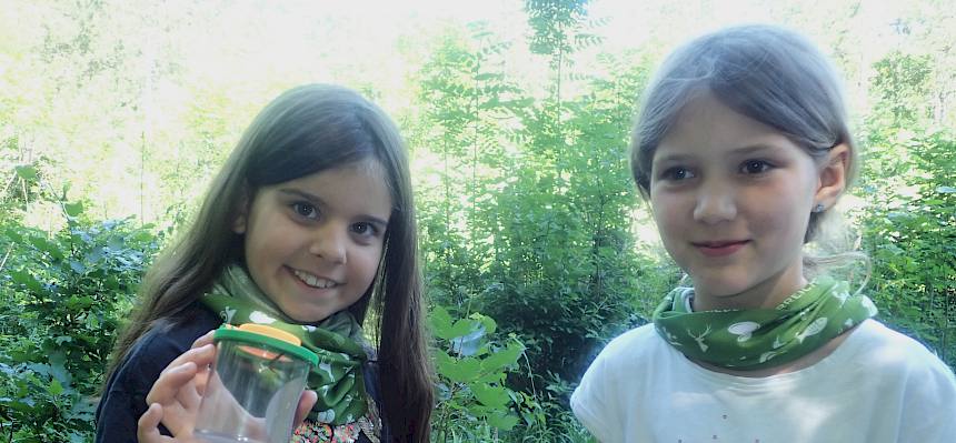 Kinder mit Becherlupe