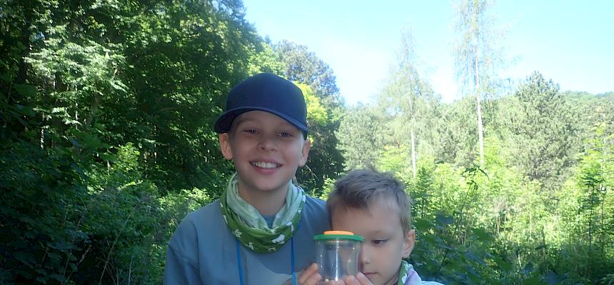 Kinder mit Becherlupe