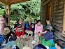 Beim Mödlinger Waldklassenzimmer erfuhren die Schüler:innen anhand von Tierpräparaten Spannendes über die heimischen Waldbewohner und ihre Lebensweise. © LPV/A. Lembke Naturvermittlerin mit Kindern beim Waldklassenzimmer