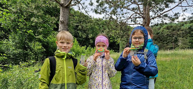 Besonders viel Freude bereitete den Kindern die Suche nach Insekten und anderen kleinen Waldbewohnern mit den Becherlupen. © LPV/V. Pellarin Kinder mit Becherlupe