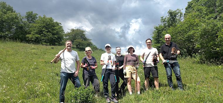 Sieben Mitarbeitende der Siemens AG Österreich (Abteilung Siemens Real Estate and Communications) pflegten heute im Rahmen eines CSR-Einsatzes die wertvollen Trockenrasen auf der Perchtoldsdorfer Heide. © LPV/J. FFischer Gruppenfoto