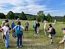 Die spannende Exkursion führte über das Symposion Lindabrunn, das zweigrößte zusammenhängende Trockenrasengebiet an der Thermenlinie. © LPV/A. Mrkvicka Teilnehmer:innen bei der Führung