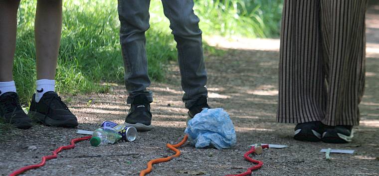 Mit unterschiedlich langen Seilen veranschaulicht Konrad Brunnhofer (operative Geschäftsführung Naturpark Föhrenberge) die unterschiedliche Verrottungsdauer von Müll in der Natur. © LPV/F. Hohn Müll und Seile