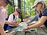 Nach dem gemeinsamen Umbau des Waldes entsteht wieder ein Urwald. © LPV/H. Sommer KInder mit Magnettafel