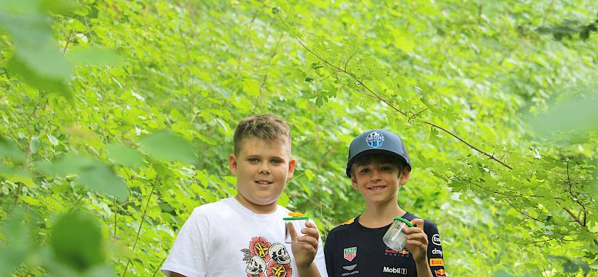 Kinder mit Becherlupe