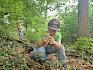 Mit Becherlupen wurde der Waldboden nach Insekten, Spinnen und anderen kleinen Waldbewohnern abgesucht. © LPV/V. Pellarin Kinder mit Becherlupe