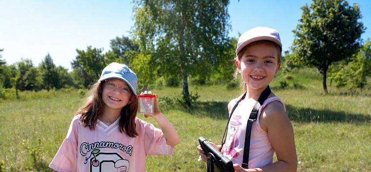Im Rahmen des LEADER-Projekts „Biologische Vielfalt erleben-erforschen-erhalten“ erforschten die Schüler:innen der VS Enzesfeld-Lindabrunn die wertvollen Trockenrasen am Symposion Lindabrunn. © LPV/N. Elek Schülerinnen mit Becherlupe und Tablet