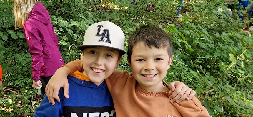 Kinder mit Becherlupe
