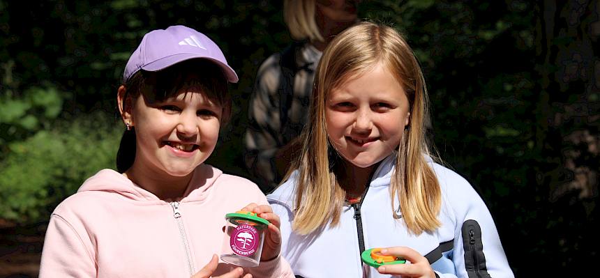Kinder mit Becherlupe