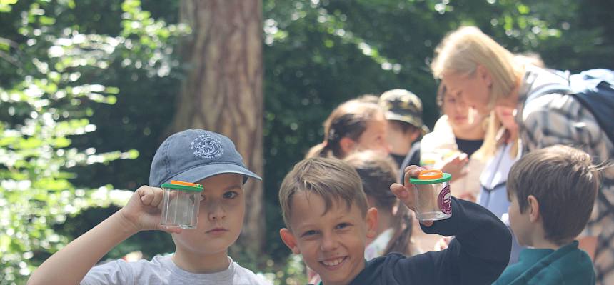 Kinder mit Becherlupe