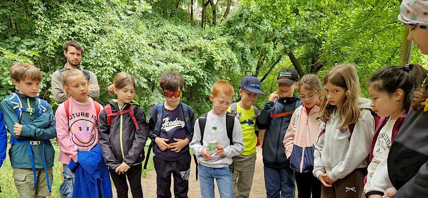 Kinder im Halbkreis um Konrad Brunnhofer