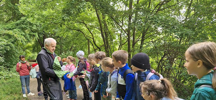 KInder bekommen einen Schlauchschal