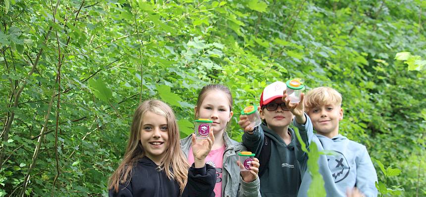 Kinder mit Becherlupe