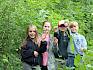 Mit Becherlupen ausgestattet machten sich die Schüler:innen auf die Suche nach den kleinsten Bewohnern des Waldes. © LPV/F. Hohn Kinder mit Becherlupe