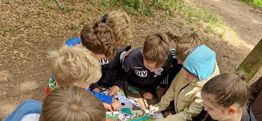 KInder mit Magnettafel