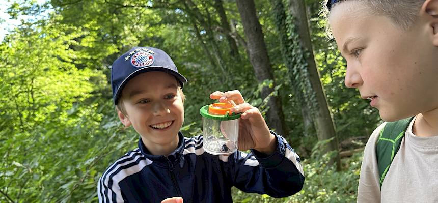 Kinder mit Becherlupe