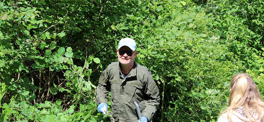 Volunteer mit Astschere