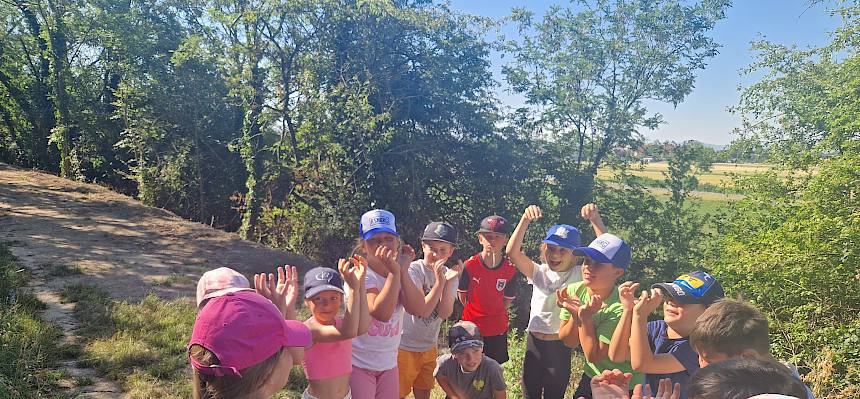 Kinder spielen Spiel