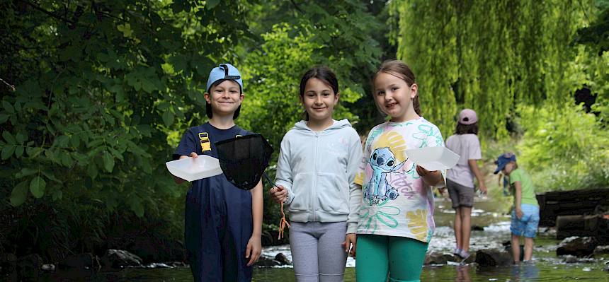 Kinder mit Keschern