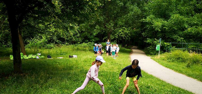 Kinder spielen Folienlaufspiel