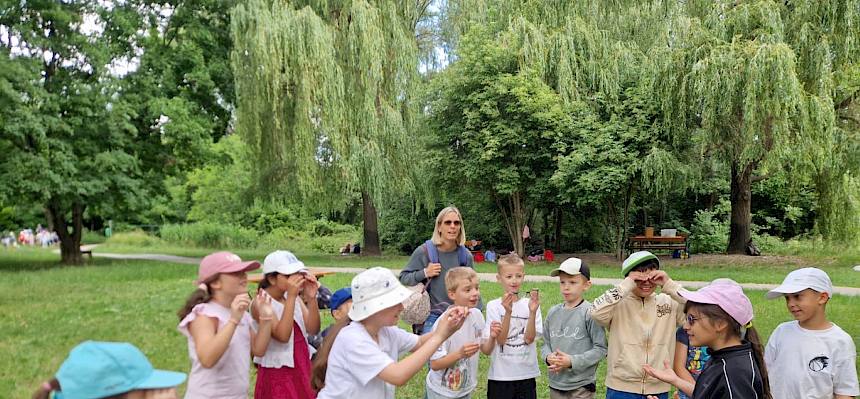 Kinder machen Pantomime