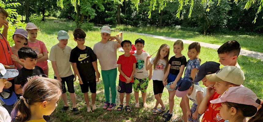 Kinder betrachten spannende Funde