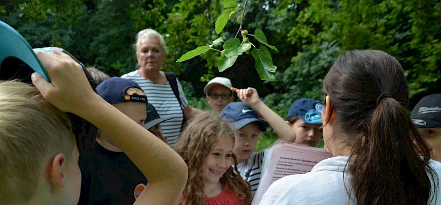 Naturvermittlerin zeigt Tierfolien