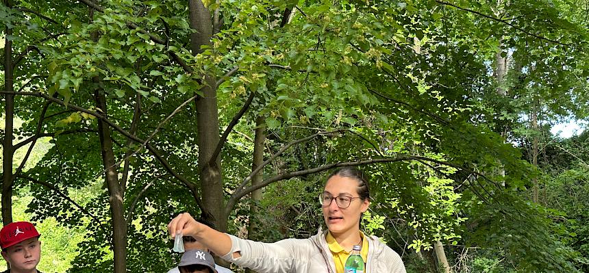 Naturvermittlerin zeigt Verhälnis Salzwasser-Eis-Süßwasser