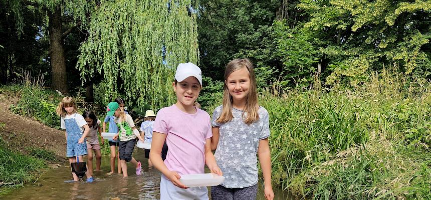Kinder mit Keschern und Beobachtungswannen