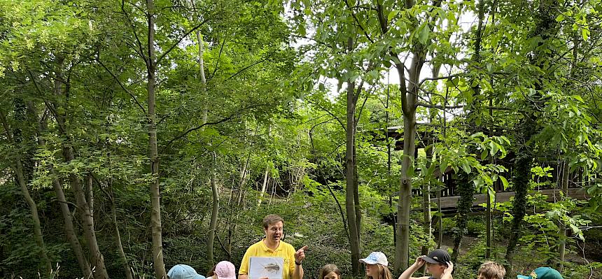 Naturvermittler zeigt Kindern Tierfolien