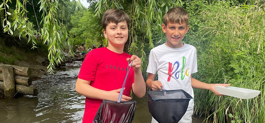 Kinder mit Kescher und Beobachtungswanne