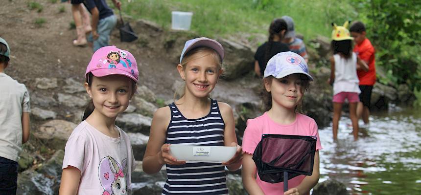 Kinder mit Keschern