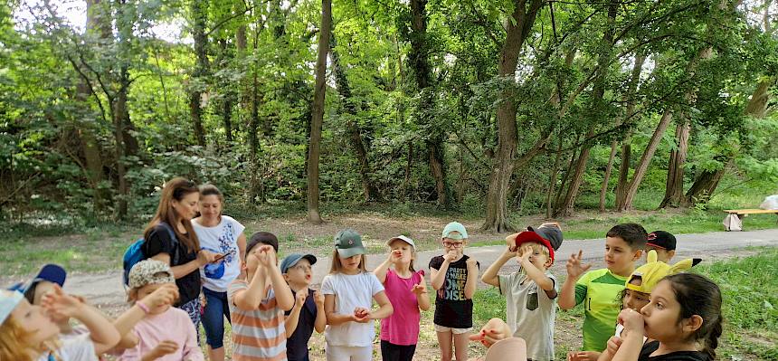 Kinder machen Pantomime