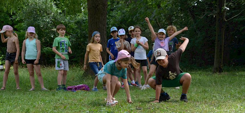 Kinder spielen ein Laufspiel