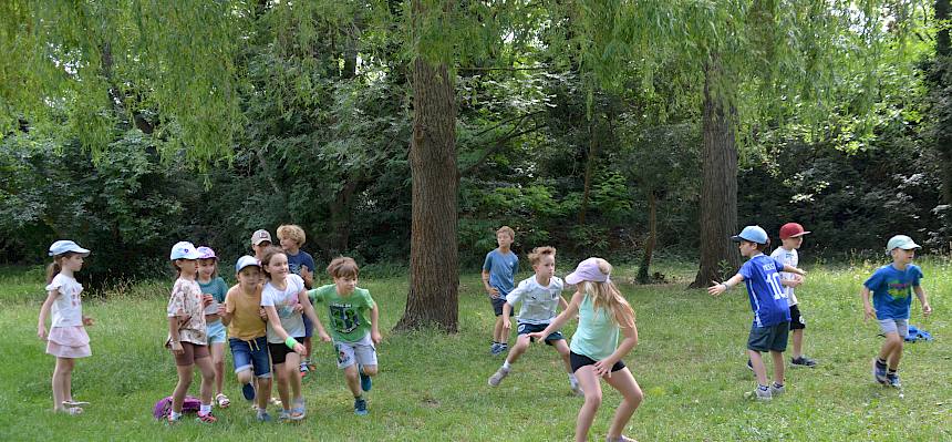 Kinder spielen ein Laufspiel