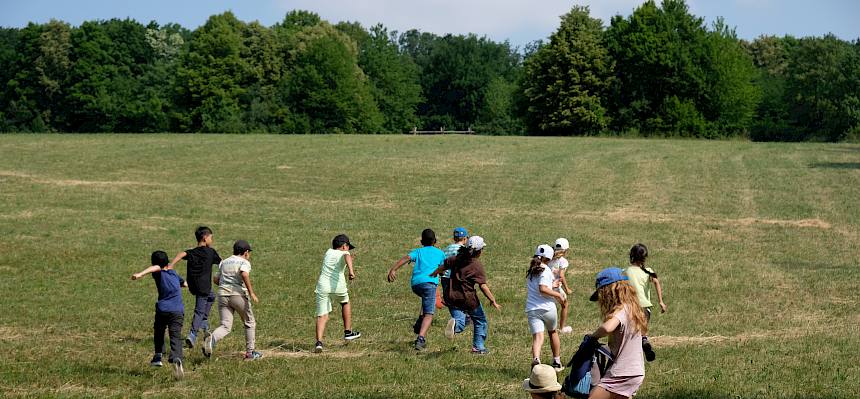 Kinder beim Laufspiel