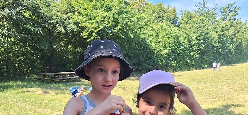Kinder mit Becherlupe